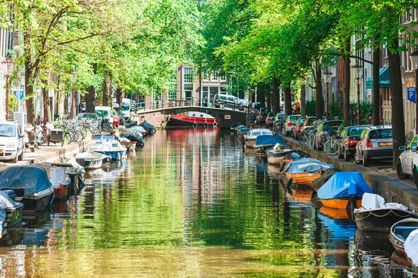 Piękny kanał w starym mieście Amsterdam, Holandia, prowincja Holandia Północna. — Zdjęcie stockowe