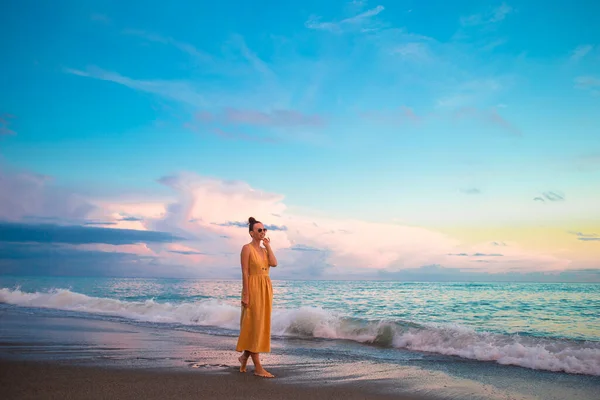 Woman laying on the beach enjoying summer holidays looking at the sea — Stock Photo, Image