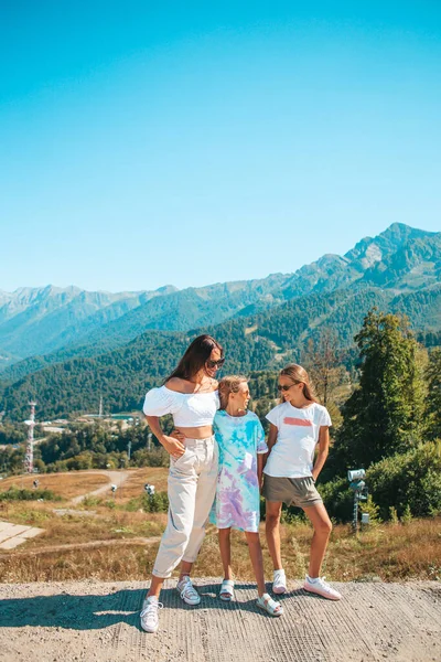 Hermosa familia feliz en las montañas en el fondo de la niebla. Paisaje hermoso —  Fotos de Stock