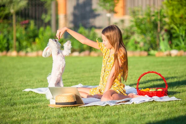 Two little kids on picnic in the park — Stock Photo, Image