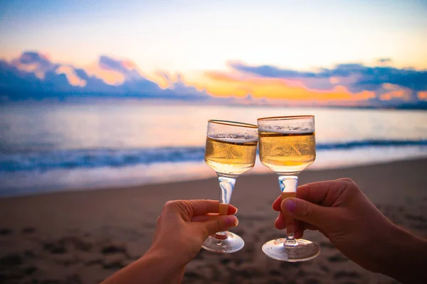 Två glas på den vita sandstranden — Stockfoto