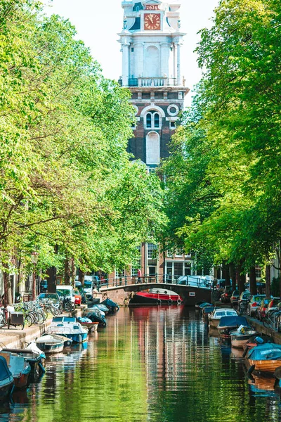 Schöner Kanal in der Altstadt von Amsterdam, Niederlande, Nord-Holland Provinz. — Stockfoto