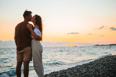 Yaz tatilinde beyaz plajda genç bir çift.