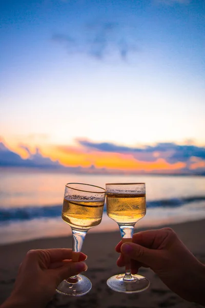 Deux verres sur la plage de sable blanc — Photo