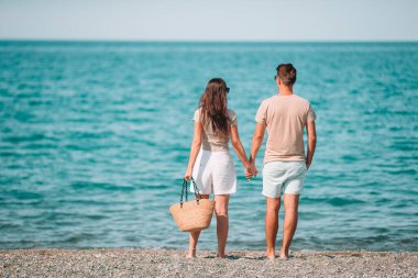 Yaz tatilinde beyaz plajda genç bir çift.