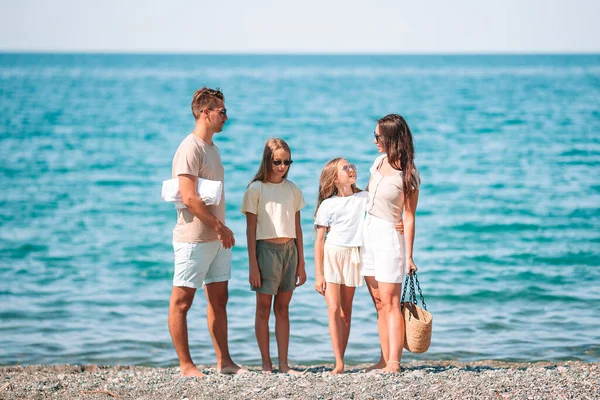 젊은 가족 이 휴가를 즐기는 모습 — 스톡 사진