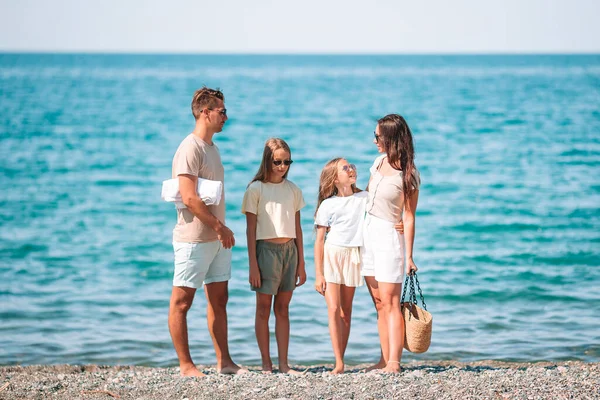 Joven familia de vacaciones tienen un montón de diversión —  Fotos de Stock