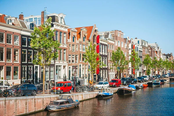 Tradycyjne holenderskie średniowieczne domy w holenderskiej stolicy Amsterdamu — Zdjęcie stockowe