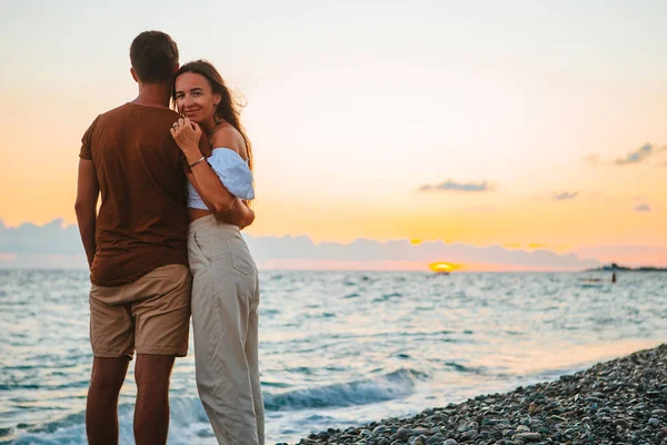 Yaz tatilinde beyaz plajda genç bir çift.