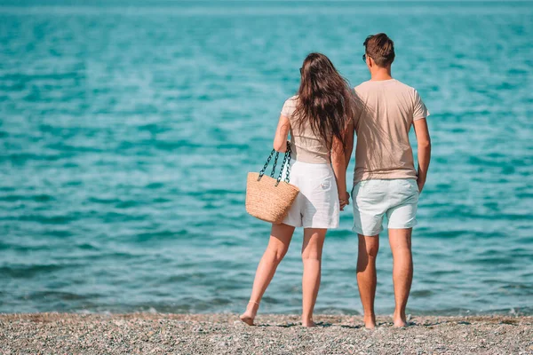 Pareja joven en playa blanca durante las vacaciones de verano. —  Fotos de Stock