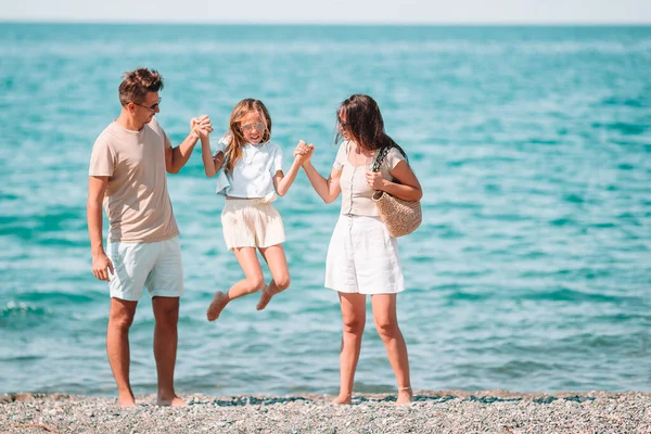 Genç aile tatilde çok eğleniyor. — Stok fotoğraf