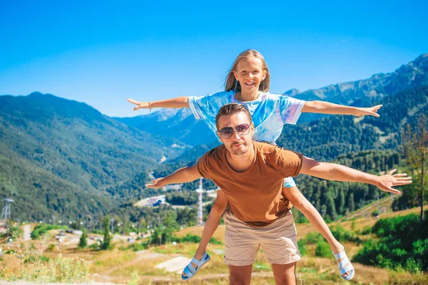 Mooi gelukkig gezin in bergen op de achtergrond — Stockfoto