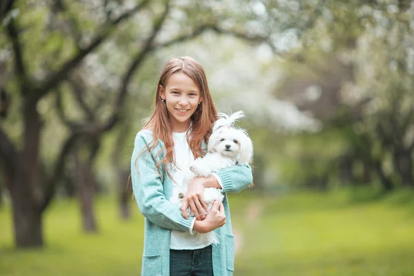 小さな笑顔の女の子遊びと巨大子犬で公園 — ストック写真