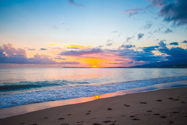 Idyllisch perfect turquoise water op exotisch eiland — Stockfoto