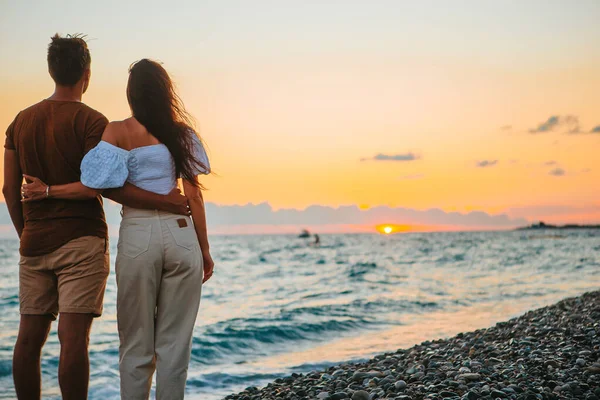 Junges Paar am weißen Strand im Sommerurlaub. — Stockfoto