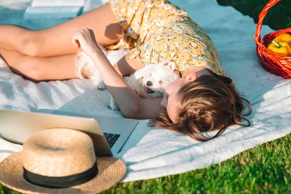 Liten leende flicka som leker i parken — Stockfoto