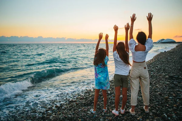 Söta små flickor och ung mor på tropisk vit strand — Stockfoto