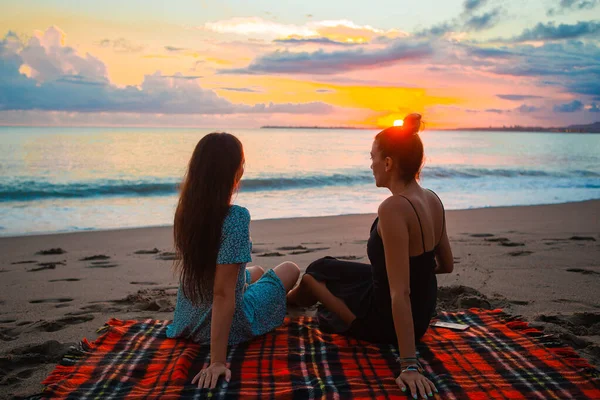 Γυναίκες στην παραλία απολαμβάνοντας τις καλοκαιρινές διακοπές κοιτάζοντας τη θάλασσα — Φωτογραφία Αρχείου