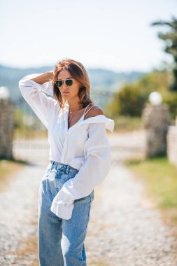 Açık havada genç ve çekici bir turist portresi.