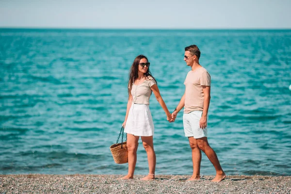 Jong stel op wit strand tijdens zomervakantie. — Stockfoto