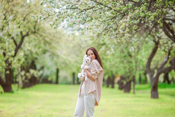 Mujer jugando y abrazando cachorro en el parque —  Fotos de Stock