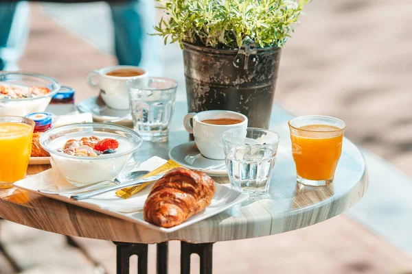 Frisches und delikates Frühstück im Outdoor-Café in der europäischen Stadt — Stockfoto