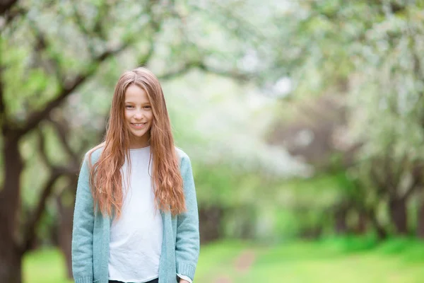 Kleines lächelndes Mädchen spielt im Park — Stockfoto