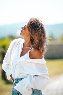 Açık havada genç ve çekici bir turist portresi.