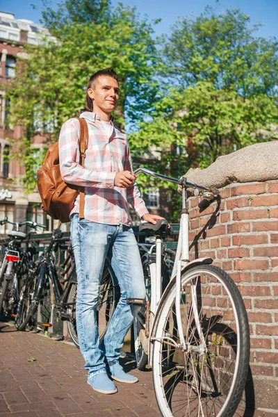幸せな若い男とともに都市地図上の自転車でヨーロッパの都市 — ストック写真