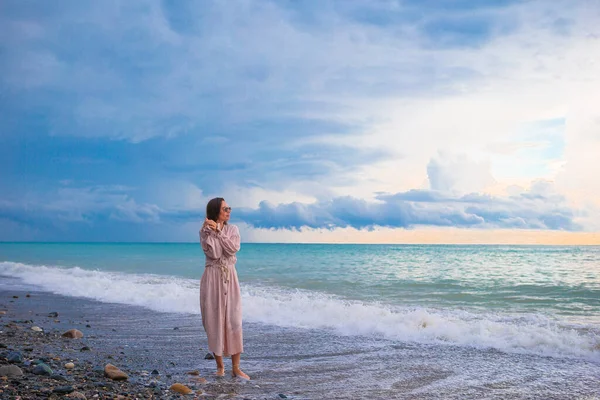 Žena na pláži si užívá letních prázdnin — Stock fotografie