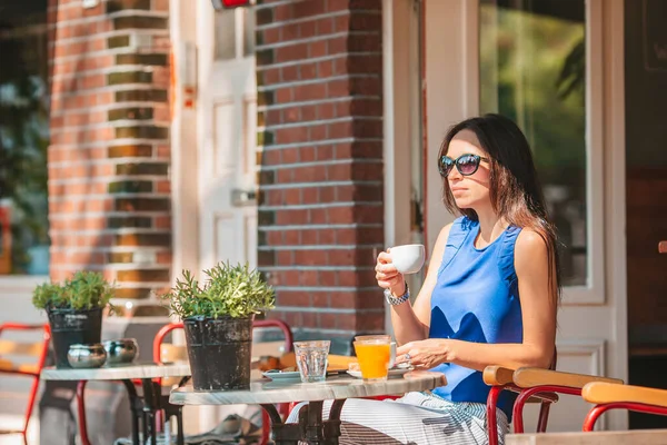 Mujer teniendo breakfastin al aire libre restaraunt —  Fotos de Stock