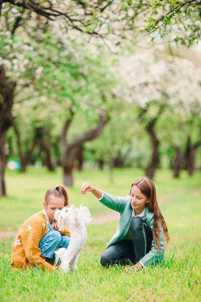 Duas crianças em piquenique no parque — Fotografia de Stock
