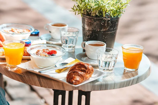 Desayuno fresco y delicado en la cafetería al aire libre de la ciudad europea —  Fotos de Stock