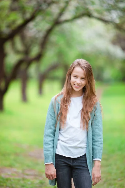 Piccola ragazza sorridente che gioca nel parco — Foto Stock