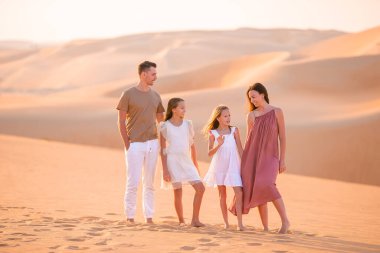 Birleşik Arap Emirlikleri 'ndeki Rub al-Khali çölündeki kum tepeleri arasında yaşayan insanlar