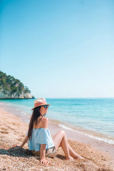 Kumsalda uzanan kadın yaz tatilinin tadını çıkarıyor. — Stok fotoğraf