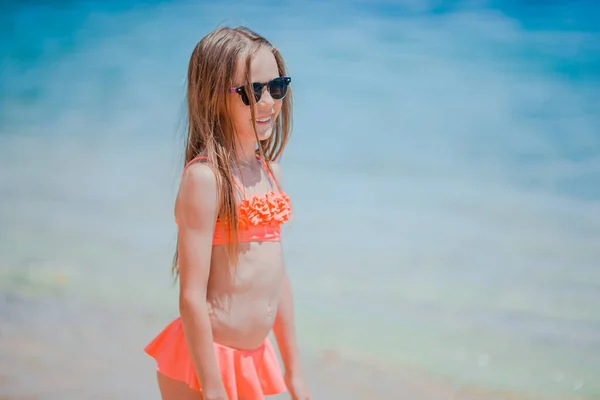 Adorabile bambina divertirsi sulla spiaggia tropicale durante le vacanze — Foto Stock