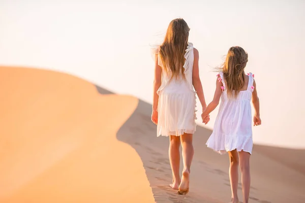 Mädchen zwischen Dünen in der Wüste Rub al-Khali in den Vereinigten Arabischen Emiraten — Stockfoto