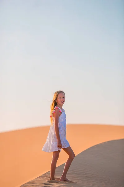 阿拉伯联合酋长国沙漠沙丘中的女孩 — 图库照片