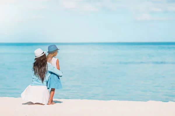 美丽的母亲和女儿在海滩享受暑假. — 图库照片