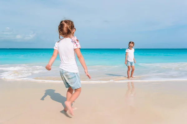 Sevimli küçük kızlar sahilde çok eğleniyor.. — Stok fotoğraf