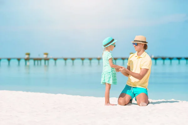 Niña y papá feliz divirtiéndose durante las vacaciones en la playa —  Fotos de Stock