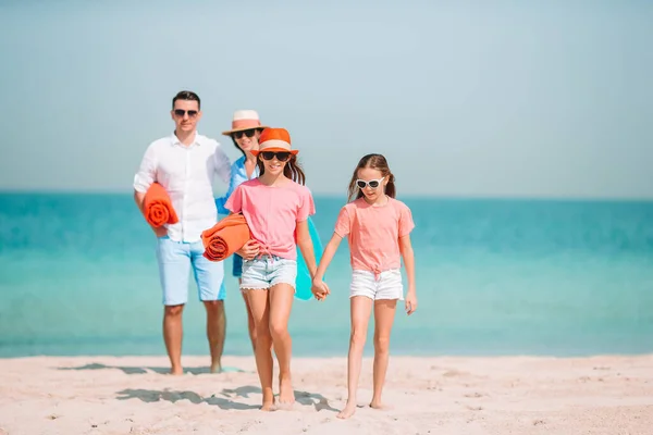Jonge familie op vakantie hebben veel plezier — Stockfoto