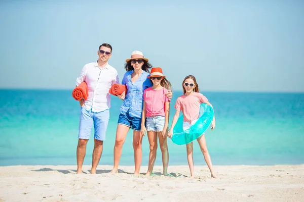 Joven familia de vacaciones tienen un montón de diversión — Foto de Stock