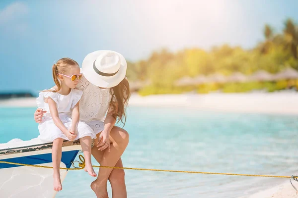 Piękna matka i córka na plaży cieszące się letnimi wakacjami. — Zdjęcie stockowe