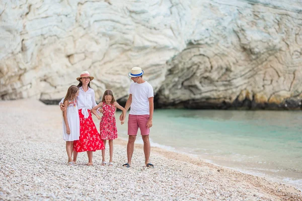 Genç aile tatilde çok eğleniyor. — Stok fotoğraf