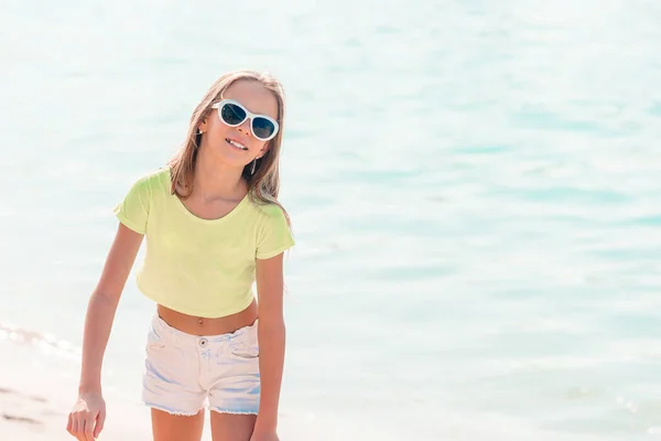 Linda niña en la playa durante las vacaciones caribeñas — Foto de Stock