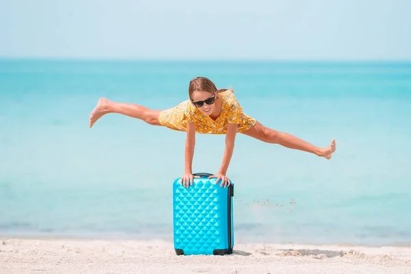 Adorável menina se divertir na praia tropical durante as férias — Fotografia de Stock