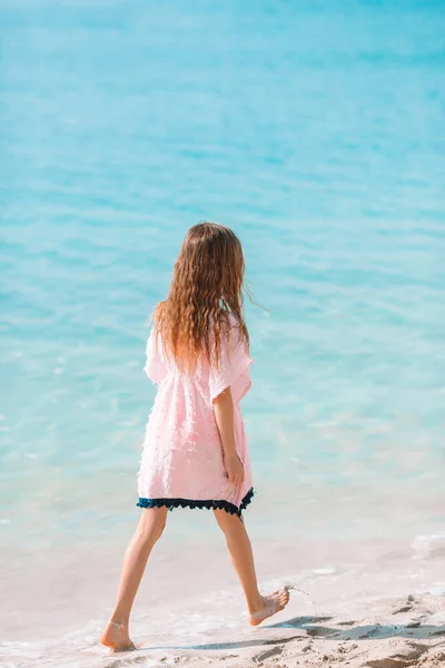 Adorable niña se divierten en la playa tropical durante las vacaciones —  Fotos de Stock