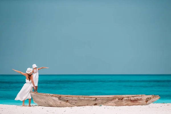 Bela mãe e filha na praia do Caribe — Fotografia de Stock